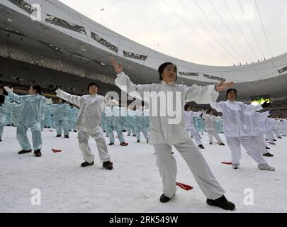 Bildnummer: 53693431  Datum: 01.01.2010  Copyright: imago/Xinhua (100101) -- BEIJING, Jan. 1, 2010 (Xinhua) -- perform Taiji at the National Stadium, or the Bird s Nest , in Beijing, Jan. 1, 2010. The opening ceremony of nationwide body-building activity of Chaoyang District in Beijing was held here on which a team of 2010 performed traditional body-building sports like Taiji, fan dance. (Xinhua/Jin Shuo) (ly) (3)CHINA-BEIJING-NATIONWIDE-BODY-BUILDING (CN) PUBLICATIONxNOTxINxCHN Eröffnung Eröffnungsfeier Peking kbdig xcb 2010 quer    Bildnummer 53693431 Date 01 01 2010 Copyright Imago XINHUA Stock Photo