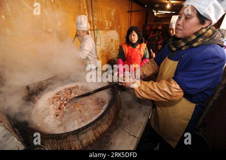 Bildnummer: 53744617  Datum: 22.01.2010  Copyright: imago/Xinhua (100122) -- NANJING, Jan. 22, 2010 (Xinhua) -- Staff members cook Laba porridge to be served free of charge at Bilu Temple in Nanjing, capital of east China s Jiangsu Province, Jan. 22, 2010. The tradition of drinking the porridge, cooked with fresh paddy rice, dried fruits and nuts on the Laba Festival, is observed throughout China every year. Laba Festival falls on Jan. 22 this year. (Xinhua/Sun Can)(dyw) (5)CHINA-NANJING-LABA FESTIVAL (CN) PUBLICATIONxNOTxINxCHN Laba Fest Festival China kbdig xcb 2010 quer kochen Dampf    Bild Stock Photo