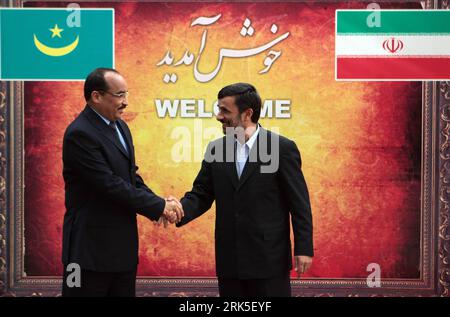 Bildnummer: 53749413  Datum: 25.01.2010  Copyright: imago/Xinhua (100125) -- TEHRAN, Jan. 25, 2010 (Xinhua) -- Iran s President Mahmoud Ahmadinejad (R) shakes hands with Mauritanian President Mohamed Ould Abdel Aziz during a welcoming ceremony in Iran s presidential mansion in Tehran, Iran, on Jan. 25, 2010. (Xinhua/Ahmad Halabisaz) (jl) (5)IRAN-MAURITANIA-PRESIDENTS-MEETING PUBLICATIONxNOTxINxCHN People Politik Kbdig xdp 2010 quer premiumd     Bildnummer 53749413 Date 25 01 2010 Copyright Imago XINHUA  TEHRAN Jan 25 2010 XINHUA Iran S President Mahmoud Ahmadinejad r Shakes Hands With Mauritan Stock Photo