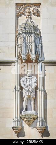 Statue of King Henry VI, benefactor, on an outside wall of King's College, University of Cambridge, England. Stock Photo