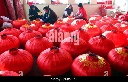 Bildnummer: 53753901  Datum: 26.01.2010  Copyright: imago/Xinhua (100126) -- BEIJING, Jan. 26, 2010 (Xinhua) -- Local farmers make red lanterns at a workshop in Hongmiao Village in Huairou District in Beijing, the capital of China, Jan. 26, 2010. The mountain village enjoyed a long history for producing Chinese traditional red lanterns in winter to meet the large demand from the festival market as the Spring Festical, the Chinese lunar new year, approaching. (Xinhua/Pu Xiangdong) (wyx) (7)CHINA-BEIJING-FARMER-RED LANTERN (CN) PUBLICATIONxNOTxINxCHN Objekte rote Laternen Masse Tradition kbdig x Stock Photo