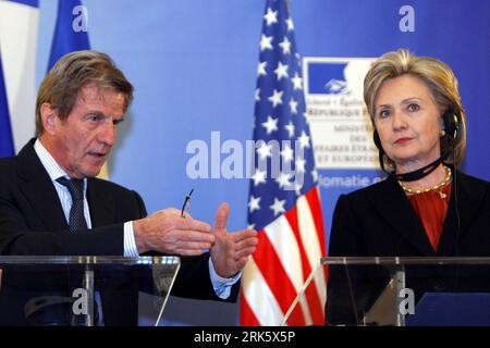 100130 -- PARIS, Jan. 30, 2010 Xinhua -- French Foreign Minister Bernard Kouchner L speaks during a press conference held jointly with U.S. Secretary of State Hillary Clinton in Paris Jan. 29, 2010. Xinhua/Zhang Yuwei nxl FRANCE-U.S.-PRESS CONFERENCE PUBLICATIONxNOTxINxCHN Stock Photo