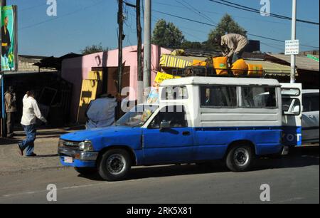 Bildnummer: 53763030  Datum: 27.01.2010  Copyright: imago/Xinhua (100129) -- ADDIS ABABA, Jan. 29, 2010 (Xinhua) -- A man loads the taxi in Addis Ababa, capital of Ethiopia, January 29, 2010. Various type of vehicles, including cars, motorcycles, and even carriages, are adopted in the taxicab service system in Addis Ababa. (Xinhua/Xu Suhui) (12)ETHIOPIA-ADDIS ABABA-TAXIS PUBLICATIONxNOTxINxCHN Reisen Äthiopien Kbdig xdp 2010 quer o0 Straße, Verkehr    Bildnummer 53763030 Date 27 01 2010 Copyright Imago XINHUA  Addis Ababa Jan 29 2010 XINHUA a Man loads The Taxi in Addis Ababa Capital of Ethiop Stock Photo