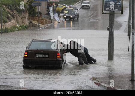 Bildnummer: 53821062  Datum: 26.02.2010  Copyright: imago/Xinhua (100226) -- BETHLEHEM, Feb. 26, 2010 (Xinhua) -- Palestinians push a car at a flooded street in the West Bank city of Bethlehe, Feb. 26, 2010. Heavy rain caused floods in many cities in the West Bank on Friday. (Xinhua/Luay Sababa) (zcq) (1)MIDEAST-BETHLEHEM-RAIN PUBLICATIONxNOTxINxCHN Wetter Flut Überschwemmung kbdig xub 2010 quer premiumd o0 Verkehr Straße    Bildnummer 53821062 Date 26 02 2010 Copyright Imago XINHUA  Bethlehem Feb 26 2010 XINHUA PALESTINIANS Push a Car AT a flooded Street in The WEST Bank City of Bethlehem Feb Stock Photo