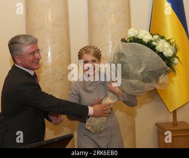Bildnummer: 53832851  Datum: 03.03.2010  Copyright: imago/Xinhua Ukrainian Prime Minister Yulia Tymoshenko (R) is given a bundle of flowers after she bids farewell for a holiday leave at a meeting in Kiev, capital of Ukraine, March 3, 2010. Tymoshenko was to take a holiday leave after her government was ousted by parliament on earlier Wednesday. First Deputy Premier Oleksandr Turchynov will become acting prime minister until a new coalition is formed. (Xinhua/Alexander Prokonenko) (zw) (3)UKRAINE-KIEV-TYMOSHENKO-HOLIDAY PUBLICATIONxNOTxINxCHN People Politik kbdig xcb 2010 quer    Bildnummer 53 Stock Photo