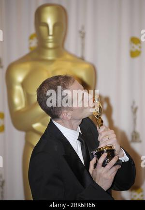 Bildnummer: 53840893  Datum: 07.03.2010  Copyright: imago/Xinhua (100308) -- HOLLYWOOD, March 8, 2010 (Xinhua) -- Pete Docter kisses his trophy after winning the best Animated Feature Film of the 82nd Academy Awards for Up at the Kodak Theater in Hollywood, California, the United States, March 7, 2010. (Xinhua/Qi Heng) (zw) (17)US-HOLLYWOOD-OSCARS-TROPHY PUBLICATIONxNOTxINxCHN People Film 82. Annual Academy Awards Oscar Oscars Hollywood Preisträger kbdig xcb 2010 hoch  o0 Objekte, Trophäe, Kuss, Porträt    Bildnummer 53840893 Date 07 03 2010 Copyright Imago XINHUA  Hollywood March 8 2010 XINHU Stock Photo