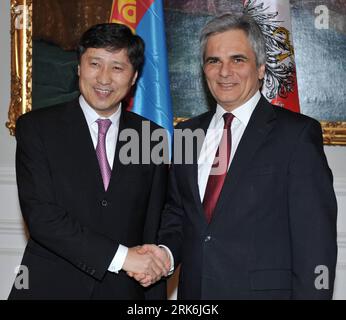 Bildnummer: 53846797  Datum: 09.03.2010  Copyright: imago/Xinhua (100309) -- VIENNA, March 9, 2010 (Xinhua) -- Austrian Prime Minister Werner Faymann (R) meets with visiting Mongolian Prime Minister Suchbaatar Batbold in Vienna, capital of Austria, March 9, 2010. Werner Faymann welcomed the increasing importance of Mongolia as a partner of the European Union (EU) in Central and East Asia, at a reception he hosted for his Mongolian counterpart on Tuesday in Vienna. (Xinhua) (gxr) AUSTRIA-VIENNA-MONGOLIA-PMS-MEETING PUBLICATIONxNOTxINxCHN People Politik kbdig xub 2010 quadrat o0 optimistisch Stock Photo