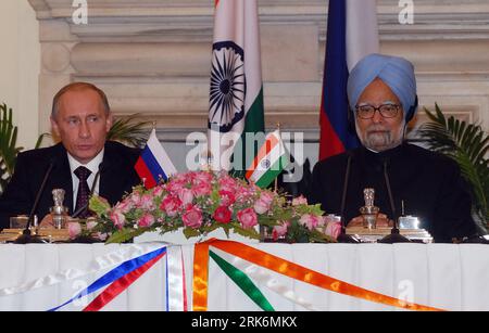 Bildnummer: 53853323  Datum: 12.03.2010  Copyright: imago/Xinhua (100312) -- NEW DELHI, March 12, 2010 (Xinhua) -- Indian Prime Minister Manmohan Singh (R) and Russian Prime Minister Vladimir Putin address the media and release the joint statement after their meeting at Hyderabad house in New Delhi, capital of India, March 12, 2010.(Xinhua/Stringer)(jy) INDIA-NEW DELHI-SINGH-PUTIN-JOINT STATEMENT PUBLICATIONxNOTxINxCHN Politik People kbdig xmk 2010 quer     Bildnummer 53853323 Date 12 03 2010 Copyright Imago XINHUA  New Delhi March 12 2010 XINHUA Indian Prime Ministers Manmohan Singh r and Rus Stock Photo