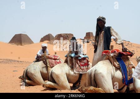 Pyramiden von Meroe in Sudan (100314) -- KHARTOUM, March 14, 2010 (Xinhua) -- Sudanese standing by camels attract tourists at Pyramids in Meroe, 250km north of Khartoum, capital of Sudan, on March 13, 2010. The Pyramids in Meroe, built more than 2,000 years ago, serves as one of the places of interests in Sudan. (Xinhua/Mohammed Babiker) (lr) (2)SUDAN-MEROE-PYRAMIDS PUBLICATIONxNOTxINxCHN   Pyramids from Meroe in Sudan 100314 Khartoum March 14 2010 XINHUA Sudanese thing by Camels attract tourists AT Pyramids in Meroe 250km North of Khartoum Capital of Sudan ON March 13 2010 The Pyramids in Mer Stock Photo