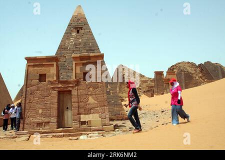 Pyramiden von Meroe in Sudan (100314) -- KHARTOUM, March 14, 2010 (Xinhua) -- Sudanese tourists visit Pyramids in Meroe, 250km north of Khartoum, capital of Sudan, on March 13, 2010. The Pyramids in Meroe, built more than 2,000 years ago, serves as one of the places of interests in Sudan. (Xinhua/Mohammed Babiker) (lr) (6)SUDAN-MEROE-PYRAMIDS PUBLICATIONxNOTxINxCHN   Pyramids from Meroe in Sudan 100314 Khartoum March 14 2010 XINHUA Sudanese tourists Visit Pyramids in Meroe 250km North of Khartoum Capital of Sudan ON March 13 2010 The Pyramids in Meroe built More than 2 000 Years Ago Serves As Stock Photo