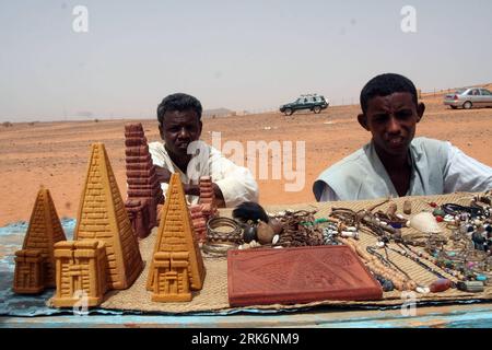 Pyramiden von Meroe in Sudan (100314) -- KHARTOUM, March 14, 2010 (Xinhua) -- Sudanese sell souvenirs at Pyramids in Meroe, 250km north of Khartoum, capital of Sudan, on March 13, 2010. The Pyramids in Meroe, built more than 2,000 years ago, serves as one of the places of interests in Sudan. (Xinhua/Mohammed Babiker) (lr) (8)SUDAN-MEROE-PYRAMIDS PUBLICATIONxNOTxINxCHN   Pyramids from Meroe in Sudan 100314 Khartoum March 14 2010 XINHUA Sudanese Sell Souvenirs AT Pyramids in Meroe 250km North of Khartoum Capital of Sudan ON March 13 2010 The Pyramids in Meroe built More than 2 000 Years Ago Serv Stock Photo