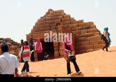 Pyramiden von Meroe in Sudan (100314) -- KHARTOUM, March 14, 2010 (Xinhua) -- Sudanese tourists visit Pyramids in Meroe, 250km north of Khartoum, capital of Sudan, on March 13, 2010. The Pyramids in Meroe, built more than 2,000 years ago, serves as one of the places of interests in Sudan. (Xinhua/Mohammed Babiker) (lr) (7)SUDAN-MEROE-PYRAMIDS PUBLICATIONxNOTxINxCHN   Pyramids from Meroe in Sudan 100314 Khartoum March 14 2010 XINHUA Sudanese tourists Visit Pyramids in Meroe 250km North of Khartoum Capital of Sudan ON March 13 2010 The Pyramids in Meroe built More than 2 000 Years Ago Serves As Stock Photo