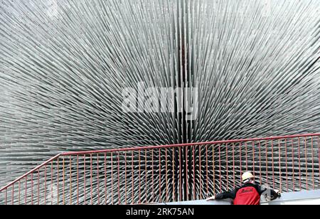 Bildnummer: 53864826  Datum: 17.03.2010  Copyright: imago/Xinhua (100318) -- SHANGHAI, March 18, 2010 (Xinhua) -- A worker is seen at the construction site of the United Kingdom Pavilion at the Expo Park in Shanghai, east China, March 17, 2010. Constructors are busy completing the pavilions for the World Expo 2010 in Shanghai from May 1 to Oct. 31. (Xinhua) (wqq) (CN) PUBLICATIONxNOTxINxCHN Gesellschaft Arbeitswelten Ausstellung Aufbau Bau Baustelle kbdig xub 2010 quer Highlight    Bildnummer 53864826 Date 17 03 2010 Copyright Imago XINHUA  Shanghai March 18 2010 XINHUA a Worker IS Lakes AT Th Stock Photo