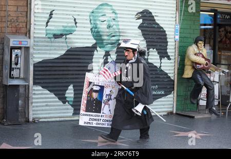 Bildnummer: 53870669  Datum: 20.03.2010  Copyright: imago/Xinhua (100321) -- HOLLYWOOD, March 21, 2010 (Xinhua) -- An anti-war activist heads for a rally in Hollywood, California, the United States, on March 20, 2010, the 7th anniversary of the war in Iraq. (Xinhua/Qi Heng) (nxl) (17)US-HOLLYWOOD-ANTI-WAR-RALLY PUBLICATIONxNOTxINxCHN Friedensbewegung Friedensinitiative Demonstration Friedensdemonstration Proteste xint kbdig xsp 2010 quer o0 Politik o00 USA    Bildnummer 53870669 Date 20 03 2010 Copyright Imago XINHUA  Hollywood March 21 2010 XINHUA to Anti was Activist Heads for a Rally in Hol Stock Photo