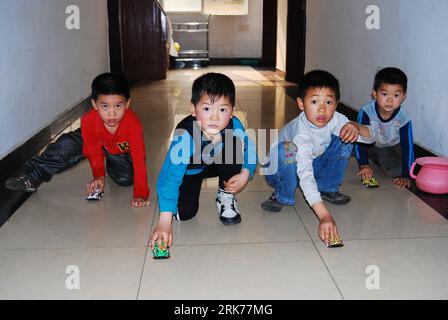 Bildnummer: 53876527  Datum: 21.03.2010  Copyright: imago/Xinhua  Several lead-poisoned children receiving therapy at the Chenzhou Municipal Hospital of Traditional Chinese Medicine play games on the corridor, as most of the patients were in stable condition in Chenzhou, central China s Hunan Province, March 21, 2010. The Chenzhou Municipal Hospital of Traditional Chinese Medicine received 10 more children Sunday, bringing the number of patients tested to have excessive levels of lead in their blood to 29, 28 of whom were below the age of 14. The cases emerged about 10 months after 254 childre Stock Photo