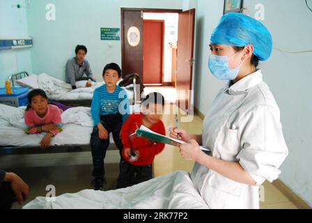 Bildnummer: 53876528  Datum: 21.03.2010  Copyright: imago/Xinhua  A nurse inquires of lead-poisoned children on their sickening matters, at the Chenzhou Municipal Hospital of Traditional Chinese Medicine, as most of the patients were in stable condition in Chenzhou, central China s Hunan Province, March 21, 2010. The Chenzhou Municipal Hospital of Traditional Chinese Medicine received 10 more children Sunday, bringing the number of patients tested to have excessive levels of lead in their blood to 29, 28 of whom were below the age of 14. The cases emerged about 10 months after 254 children wer Stock Photo