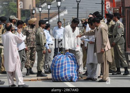 Bildnummer: 53894920  Datum: 26.03.2010  Copyright: imago/Xinhua (100326) -- ISLAMABAD, March 26, 2010 (Xinhua) -- Indian authorities hand over 17 Pakistani prisoners to Pakistani officials at the Wagah border on March 26, 2010. The prisoners have already completed their term in different jails in India. They were arrested on various charges including illegally crossing the borders, visiting cities not mentioned in their visas and fishing in Indian waters. (Xinhua/Nadeem Ejaz) (nxl) (1)PAKISTAN-INDIA-PRISONERS-RELEASE PUBLICATIONxNOTxINxCHN Politik Freilassung Gefangene Premiumd xint kbdig xub Stock Photo