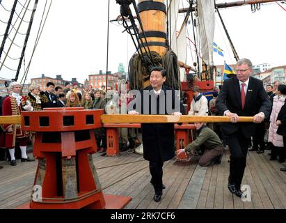 Bildnummer: 53899879  Datum: 28.03.2010  Copyright: imago/Xinhua (100329) -- GOTEBORG, March 29, 2010 (Xinhua) -- Chinese Vice President Xi Jinping (L Front) raises the sail with Lars Backstrom, governor of Vastra Gotaland, aboard the replica of the 18th century Swedish merchant ship Gotheborg in Goteborg, Sweden, March 28, 2010. (Xinhua/Rao Aimin) (zl) (3)SWEDEN-CHINA-XI JINPING-VISIT-GOTHEBORG PUBLICATIONxNOTxINxCHN Politik People kbdig xng 2010 quer o0 historisch Schifffahrt    Bildnummer 53899879 Date 28 03 2010 Copyright Imago XINHUA  Goteborg March 29 2010 XINHUA Chinese Vice President X Stock Photo