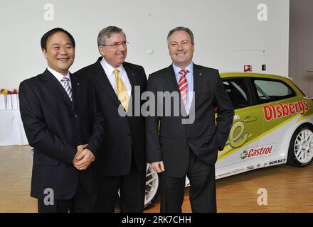 Bildnummer: 53899897  Datum: 28.03.2010  Copyright: imago/Xinhua (100328) -- GOTEBORG, March 28, 2010 (Xinhua) -- Geely Chairman Li Shufu (L), CFO of Ford Motor Company Lewis Booth (C) and Volvo Cars Chief Executive Officer Stephen Odell attend a press conference after the signing ceremony in Goteborg of Sweden, March 28, 2010. China s Zhejiang Geely Holding Group signed a deal worth 1.8 billion U.S. dollars with Ford Motor Co. here Sunday to acquire the U.S. auto giant s Volvo car unit. (Xinhua/Wu Wei) (zl) (21)SWEDEN-GOTEBORG-CHINA-GEELY-DEAL-VOLVO PUBLICATIONxNOTxINxCHN Wirtschaft People Ka Stock Photo