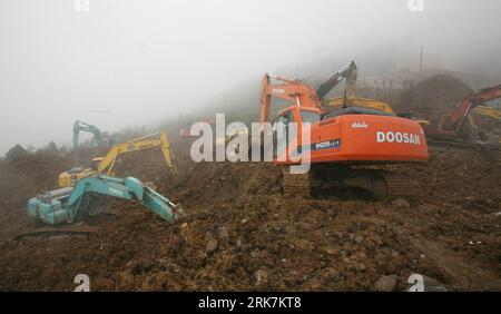 Bildnummer: 53927079  Datum: 08.04.2010  Copyright: imago/Xinhua (100408) -- LESHAN(SICHUAN), April 8, 2010 (Xinhua) -- More than 40 construction vehicles operate to move collasped rock and sand at the site of the mountain collapse accident at a suburb quarry of the Ermeishan city, southwest China s Sichuan province, April 8, 2010. No sign of life had been detected one day after a landslide buried 14 working at a stone pit in southwest China s Sichuan Province, local authorities said. (Xinhua) (wyx) CHINA-SICHUAN-MOUNTAIN COLLAPSE (CN) PUBLICATIONxNOTxINxCHN Gesellschaft Erdrutsch Naturkatastr Stock Photo