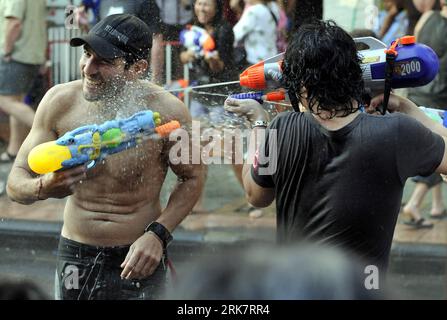 Bildnummer: 53936050  Datum: 12.04.2010  Copyright: imago/Xinhua (100412) -- BANGKOK, April 12, 2010 (Xinhua) -- enjoy splashing water to each other in Bangkok, capital of Thailand, on April 12, 2010. It is reported that some celebrations have been canceled during Songkran Festival, which lasts from April 13 to 15, due to the tense political situation. (Xinhua/Huang Xiaoyong) (lr) (2)THAILAND-BANGKOK-SONGKRAN FESTIVAL PUBLICATIONxNOTxINxCHN Gesellschaft Land Leute Tradition Fest premiumd xint kbdig xsk 2010 quer o0 nass Wasserpistole    Bildnummer 53936050 Date 12 04 2010 Copyright Imago XINHU Stock Photo