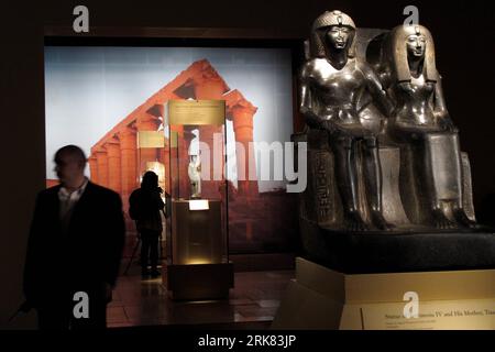 Bildnummer: 53962603  Datum: 21.04.2010  Copyright: imago/Xinhua A visitor views an exhibit during the media preview of the renowned exhibition Tutankhamun and the Golden Age of the Pharaohs held in New York, the United States, April 21, 2010. More than 130 extraordinary artifacts from the tomb of Tutankhamun and other Egyptian sites are on display. The exposition is scheduled to last till Jan. 2, 2011. Tutankhamun was an Egyptian pharaoh of the 18th Dynasty, who ruled between 1336 and 1327 B.C.. (Xinhua/Liu Xin) (gxr) (2)US-NEW YOKR-EGYPT-TUTANKHAMUN PHARAOHS-EXHIBITION PUBLICATIONxNOTxINxCHN Stock Photo