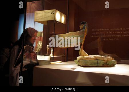Bildnummer: 53962599  Datum: 21.04.2010  Copyright: imago/Xinhua A visitor views an exhibit during the media preview of the renowned exhibition Tutankhamun and the Golden Age of the Pharaohs held in New York, the United States, April 21, 2010. More than 130 extraordinary artifacts from the tomb of Tutankhamun and other Egyptian sites are on display. The exposition is scheduled to last till Jan. 2, 2011. Tutankhamun was an Egyptian pharaoh of the 18th Dynasty, who ruled between 1336 and 1327 B.C.. (Xinhua/Liu Xin) (gxr) (11)US-NEW YOKR-EGYPT-TUTANKHAMUN PHARAOHS-EXHIBITION PUBLICATIONxNOTxINxCH Stock Photo