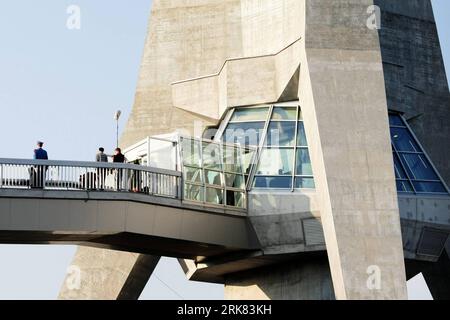 Bildnummer: 53962564  Datum: 21.04.2010  Copyright: imago/Xinhua  stand at the entrance of Belgrade s landmark TV tower, the Avala Tower, in Belgrade, capital of Serbia, April 21, 2010. The Avala Tower, the symbol of modern Belgrade, was officially reopened on April 21, on the outskirts of the Serbian capital. Overlooking the city from atop the Avala Mountain, the new tower replaces the original structure that was completely destroyed during the NATO bombing of the country 11 years ago. (Xinhua/Milan Obradovic) (Serbia Out) (lx) (3)SERBIA-BELGRADE-TV TOWER REOPEN PUBLICATIONxNOTxINxCHN Gebäude Stock Photo