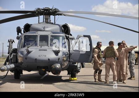 Bildnummer: 53965341  Datum: 21.04.2010  Copyright: imago/Xinhua (100422) -- TUCSON, April 22, 2010 (Xinhua) -- Pararescuemen of the US Air Force prepare beside an HH-60G during the Angel Thunder 2010 excercise at the forward operating Bisbee-Douglass airport, south of Tucson in southern Arizona, the United States, April 21, 2010. US Air Combat Command held the annual personnel recovery and combat search and rescue exercise, Angel Thunder 2010, from April 21 to 22 in the south Arizona desert. The exercise features a personnel recovery mission behind enemy lines, namely in Iraq and Afghanistan. Stock Photo