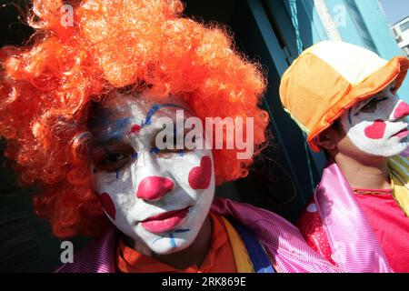 Bildnummer: 53974796  Datum: 25.04.2010  Copyright: imago/Xinhua (100425)-- GAZA, April 25, 2010 (Xinhua) -- Palestinians dressed up as clowns take part in a celebration marking the Family Day, which organized by the UN Relief and Works Agency UNRWA , in Gaza city on April 25, 2010. (Xinhua/Khaled Omar)(zcc) (2)GAZA-FAMILY DAY PUBLICATIONxNOTxINxCHN Gesellschaft Straßenfest Tradition Fest kbdig xdp 2010 quer  o0 Palästina   Tag der Familie    Bildnummer 53974796 Date 25 04 2010 Copyright Imago XINHUA  Gaza April 25 2010 XINHUA PALESTINIANS Dressed up As Clowns Take Part in a Celebration markin Stock Photo