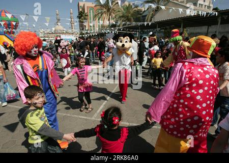 Bildnummer: 53974797  Datum: 25.04.2010  Copyright: imago/Xinhua (100425)-- GAZA, April 25, 2010 (Xinhua) -- Palestinians dressed up as clowns take part in a celebration marking the Family Day, which organized by the UN Relief and Works Agency UNRWA , in Gaza city on April 25, 2010. (Xinhua/Khaled Omar)(zcc) (3)GAZA-FAMILY DAY PUBLICATIONxNOTxINxCHN Gesellschaft Straßenfest Tradition Fest kbdig xdp 2010 quer  o0 Palästina   Tag der Familie    Bildnummer 53974797 Date 25 04 2010 Copyright Imago XINHUA  Gaza April 25 2010 XINHUA PALESTINIANS Dressed up As Clowns Take Part in a Celebration markin Stock Photo