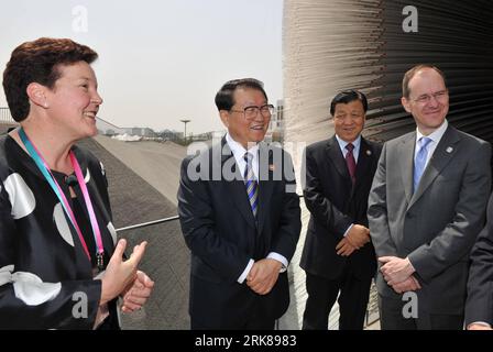 Bildnummer: 53999000  Datum: 30.04.2010  Copyright: imago/Xinhua (100430) -- SHANGHAI, April 30, 2010 (Xinhua) -- Li Changchun (2nd L), a member of the Standing Committee of the Political Bureau of the Communist Party of China Central Committee, visits the United Kingdom Pavilion at the World Expo Park in Shanghai, east China, on April 30, 2010. Li Changchun paid a visit to the Shanghai World Expo Park on Friday. (Xinhua/Huang Jingwen) (lyx) (2)WORLD EXPO-EXPO PARK-LI CHANGCHUN-VISIT (CN) PUBLICATIONxNOTxINxCHN Politik People kbdig xng 2010 quer     Bildnummer 53999000 Date 30 04 2010 Copyrigh Stock Photo