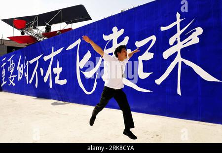 Bildnummer: 54014212  Datum: 02.05.2010  Copyright: imago/Xinhua (100503) -- SHANGHAI, May 3, 2010 (Xinhua) -- Xiong Tianhua, a peasant inventor of Cai Guoqiang, Peasant Da Vincis Exhibition jumps up with arms open in front of his plane at the Rockbund Art Museum, in Shanghai, east China, May 2, 2010. Xiong Tianhua, born in 1975 in Lianping County of south China s Guangdong Province, started the dream of flying since he was a cowherd boy. His planes were only able to fly over the land for 20 to 30 meters high, but it didn t stop his ethusiam of making aircrafts one after another. Thoughout his Stock Photo