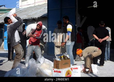 Bildnummer: 54029684  Datum: 06.05.2010  Copyright: imago/Xinhua (100506)-- GAZA, May 6, 2010 (Xinhua) -- Palestinians receive monthly food aid at the United Nations Relief and Works Agency (UNRWA), in Gaza city, May 6, 2010. The United Nations said Tuesday it has no plans to use sea routes in Gaza, but will consider all legal options available to bring in assistance and commercial supplies to the besieged Palestinian population.(Xinhua/Wissam Nassar) (1)GAZA-UNRWA-FOOD AID PUBLICATIONxNOTxINxCHN Gesellschaft Humanitäre Hilfe Hilfslieferung kbdig xdp 2010 quer premiumd xint     Bildnummer 5402 Stock Photo