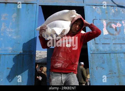 Bildnummer: 54029683  Datum: 06.05.2010  Copyright: imago/Xinhua (100506)-- GAZA, May 6, 2010 (Xinhua) -- Palestinians receive monthly food aid at the United Nations Relief and Works Agency (UNRWA), in Gaza City, May 6, 2010. The United Nations said Tuesday it has no plans to use sea routes in Gaza, but will consider all legal options available to bring in assistance and commercial supplies to the besieged Palestinian population.(Xinhua/Wissam Nassar) (2)GAZA-UNRWA-FOOD AID PUBLICATIONxNOTxINxCHN Gesellschaft Humanitäre Hilfe Hilfslieferung kbdig xdp 2010 quer premiumd xint     Bildnummer 5402 Stock Photo