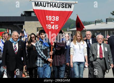 Bildnummer: 54037180  Datum: 09.05.2010  Copyright: imago/Xinhua (100509) -- VIENNA, May 9, 2010 (Xinhua) -- Survivors from Mauthausen concentration camp and young honour victims during a memorial ceremony of the 65th anniversary of the liberation of the former Nazi death camp of Mauthausen at its site in Austria on May 9, 2010. (Xinhua/Liu Gang) (gxr) (2)AUSTRIA-MANTHAUSEN CONCENTRATION CAMP-65TH ANNIVERSARY PUBLICATIONxNOTxINxCHN Gesellschaft Jahrestag Jubiläum Kriegsende Zweiter 2 Weltkrieg Gedenken Trauer kbdig xdp premiumd xint 2010 quer  o0 KZ Konzentrationslager Überlebende    Bildnumme Stock Photo