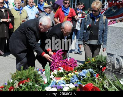 Bildnummer: 54037178  Datum: 09.05.2010  Copyright: imago/Xinhua (100509) -- VIENNA, May 9, 2010 (Xinhua) -- Two Polish survivors from Mauthausen concentration camp offer flowers to victims during a memorial ceremony of the 65th anniversary of the liberation of the former Nazi death camp of Mauthausen at its site in Austria on May 9, 2010. (Xinhua/Liu Gang) (gxr) (3)AUSTRIA-MANTHAUSEN CONCENTRATION CAMP-65TH ANNIVERSARY PUBLICATIONxNOTxINxCHN Gesellschaft Jahrestag Jubiläum Kriegsende Zweiter 2 Weltkrieg Gedenken Trauer kbdig xdp premiumd xint 2010 quer  o0 KZ Konzentrationslager    Bildnummer Stock Photo
