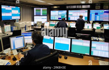 Bildnummer: 54040221  Datum: 11.05.2010  Copyright: imago/Xinhua (1005011) -- TOKYO, May 11, 2010 (Xinhua) -- The staff members of the Japan Meteorological Agency (JMA) monitor earthquakes in Tokyo, the capital of Japan, on May 11, 2010. The Japan Meteorological Agency (JMA) provides residents in Japan with earthquake early warnings. The Earthquake Early Warning system issues prompt alerts just as an earthquake starts, providing valuable seconds for to protect themselves before strong tremors arrive. The system announces the estimated seismic intensities and expected arrival time of principal Stock Photo