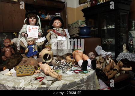 Bildnummer: 54041816  Datum: 11.05.2010  Copyright: imago/Xinhua (100512) -- BUENOS AIRES, May 12, 2010 (Xinhua) -- Broken dolls lie in doll repairman Julio Roldan s studio in Buenos Aires, capital of Argentina, May 11, 2010. Julio Rolda, also called doll s surgeon, has led this career for over 40 years. (Xinhua/Martin Zabala) (gj) (5)ARGENTINA-BUENOS AIRES-DOLL-REPAIRMAN PUBLICATIONxNOTxINxCHN Gesellschaft Arbeitswelten Puppendoktor Puppen Reparatur kbdig xdp 2010 quer     Bildnummer 54041816 Date 11 05 2010 Copyright Imago XINHUA  Buenos Aires May 12 2010 XINHUA Broken Dolls Lie in Doll  Jul Stock Photo