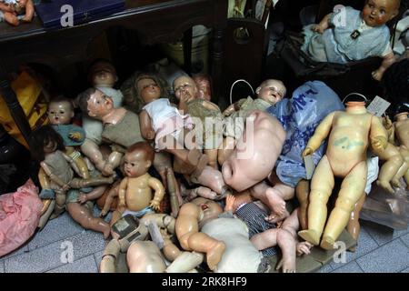 Bildnummer: 54041815  Datum: 11.05.2010  Copyright: imago/Xinhua (100512) -- BUENOS AIRES, May 12, 2010 (Xinhua) -- Broken dolls lie in doll repairman Julio Roldan s studio in Buenos Aires, capital of Argentina, May 11, 2010. Julio Rolda, also called doll s surgeon, has led this career for over 40 years. (Xinhua/Martin Zabala) (gj) (4)ARGENTINA-BUENOS AIRES-DOLL-REPAIRMAN PUBLICATIONxNOTxINxCHN Gesellschaft Arbeitswelten Puppendoktor Puppen Reparatur kbdig xdp 2010 quer     Bildnummer 54041815 Date 11 05 2010 Copyright Imago XINHUA  Buenos Aires May 12 2010 XINHUA Broken Dolls Lie in Doll  Jul Stock Photo