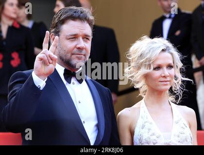 Bildnummer: 54043925  Datum: 12.05.2010  Copyright: imago/Xinhua (100513) -- CANNES, May 13, 2010 (Xinhua) -- Australian actor and cast member of film Robin Hood Russell Crowe and his wife Danielle Spencer arrive for the opening ceremony and screening of Robin Hood presented out of competition at the 63rd Cannes Film Festival in Cannes, France, May 12, 2010. (Xinhua/Zhang Yuwei) (yc) (9)FRANCE-CANNES-FILM-FESTIVAL PUBLICATIONxNOTxINxCHN People Kultur Entertainment Film 63. Internationale Filmfestspiele Filmfestival Premiere kbdig xmk 2010 quer Highlight premiumd xint  o0 Frau, Familie, Gestik Stock Photo