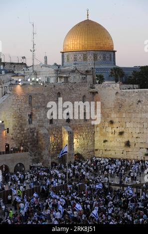 Bildnummer: 54044006  Datum: 12.05.2010  Copyright: imago/Xinhua (100512) -- JERUSALEM, May 12, 2010 (Xinhua) -- Israelis attend a celebration marking the Jerusalem Day in Jerusalem, May 12, 2010. Israel occupied East Jerusalem in the 1967 Mideast War and declared the whole city as its eternal and undivided capital in 1980 in a move not recognized by the international community, while the Palestinians want East Jerusalem as the capital of their future state. (Xinhua/Yin Bogu) (gxr) (2)JERUSALEM-JERUSALEM DAY-CELEBRATION PUBLICATIONxNOTxINxCHN Reise Gesellschaft Politik Land Leute Bevölkerung T Stock Photo