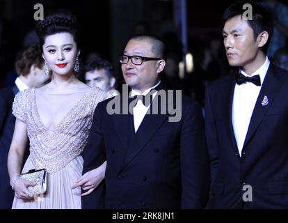 Bildnummer: 54046267  Datum: 13.05.2010  Copyright: imago/Xinhua (100513) -- CANNES, May 13, 2010 (Xinhua) -- Chinese director Wang Xiaoshuai (C) arrives with cast members Fan Bingbing (L) and Qin Hao on the red carpet for the screening of the film Rizhao Chongqing (Chongqing Blues) presented in competiton at the 63rd Cannes Film Festival in Cannes, France, May 13, 2010. (Xinhua/Zhang Yuwei) (gxr) (2)FRANCE-CANNES-FILM FESTIVAL-RIZHAO CHONGQING PUBLICATIONxNOTxINxCHN People Entertainment Film 63. Internationale Filmfestspiele Cannes kbdig xsk 2010 quer premiumd xint     Bildnummer 54046267 Dat Stock Photo