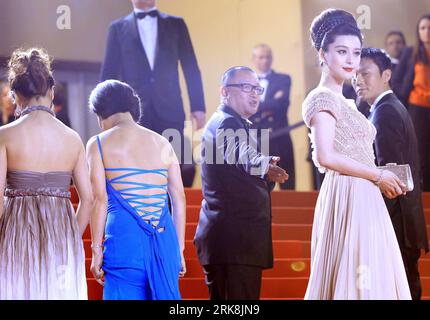 Bildnummer: 54046269  Datum: 13.05.2010  Copyright: imago/Xinhua (100513) -- CANNES, May 13, 2010 (Xinhua) -- Chinese actress Fan Bingbing (Front) arrives with director Wang Xiaoshuai (3rd L) and other cast members for the screening of the film Rizhao Chongqing (Chongqing Blues) presented in competiton at the 63rd Cannes Film Festival in Cannes, France, May 13, 2010. (Xinhua/Zhang Yuwei) (gxr) (7)FRANCE-CANNES-FILM FESTIVAL-RIZHAO CHONGQING PUBLICATIONxNOTxINxCHN People Entertainment Film 63. Internationale Filmfestspiele Cannes kbdig xsk 2010 quer premiumd xint     Bildnummer 54046269 Date 13 Stock Photo