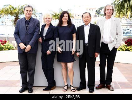 Bildnummer: 54046275  Datum: 13.05.2010  Copyright: imago/Xinhua (100513) -- CANNES, May 13, 2010 (Xinhua) -- (From L to R) Director of the French Cinematheque Serge Toubiana, French director and president of the jury of the Un Certain Regard selection Claire Denis, Swedish movie critic Helena Lindblad, South Korean president of the Pusan s international festival Kim Dong-Ho and Swiss journalist Patrick Ferla pose during the photocall of Un Certain Regary jury at the 63rd Cannes Film Festival in Cannes of France on May 13, 2010. (Xinhua/Zhang Yuwei) (lx) (2)FRANCE-CANNES FILM FESTIVAL-UN CERTA Stock Photo