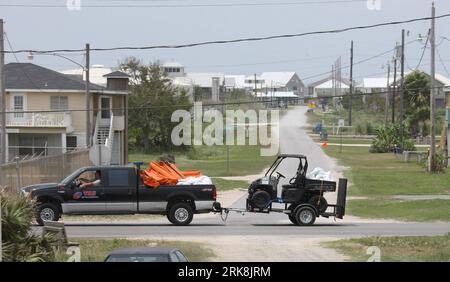 Bildnummer: 54046298  Datum: 13.05.2010  Copyright: imago/Xinhua (100514)-- NEW ORLEANS, May 14, 2010 (Xinhua) -- Oil boom is delivered to fend off the potential oil pollution, in Grand Isle, Louisiana, the United States, May 13, 2010. The sea area off Grand Isle is facing the potential oil pollution due to the oil spill of the BP Deepwater Horizon Platform in the Gulf of Mexico which is diffusing in the Gulf. (Xinhua/Zhu Wei) (lyi) (3)U.S.-GULF OF MEXICO-OIL SPILL-GRAND ISLE PUBLICATIONxNOTxINxCHN  kbdig xsk 2010 quer o0 Gesellschaft Umweltkatastrophe Ölpest Öl Golf von Mexiko USA, Ölbarriere Stock Photo