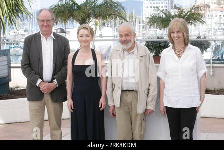 Bildnummer: 54050058  Datum: 15.05.2010  Copyright: imago/Xinhua (100515) -- CANNES, May 15, 2010 (Xinhua) -- British Director Mike Leigh (2nd R) poses with cast members (from L to R) Jim Broadbent, Lesley Manville and Ruth Sheen during a photocall for the film Another Year at the 63rd Cannes Film Festival in Cannes, France, May 15, 2010. (Xinhua/Xiao He) (zl) (6)FRANCE-CANNES-FILM FESTIVAL-ANOTHER YEAR PUBLICATIONxNOTxINxCHN People Kultur Entertainment Film 63. Internationale Filmfestspiele Cannes Filmfestival Photocall kbdig xmk 2010 quer    Bildnummer 54050058 Date 15 05 2010 Copyright Imag Stock Photo