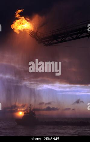 Bildnummer: 54057925  Datum: 16.05.2010  Copyright: imago/Xinhua (100518) -- GULF OF MEXICO, May 18, 2010 (Xinhua) -- Gas from the damaged Deepwater Horizon wellhead is burned by the drillship Discoverer Enterprise in the Gulf of Mexico May 16, 2010, in a process known as flaring. The crude spewing into the Gulf of Mexico are being sucked up to the surface via a tube that was placed inside the damaged oil pipe. (Xinhua/U.S. Coast Guard/Patrick Kelley) (zw) (2)U.S.-GULF OF MEXICO-OIL SPILL-CLEANUP-FLARING PUBLICATIONxNOTxINxCHN Gesellschaft Umweltkatastrophe Ölpest Öl Golf von Mexiko USA Highli Stock Photo