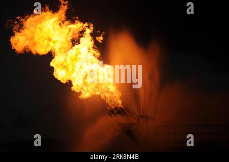 Bildnummer: 54057922  Datum: 16.05.2010  Copyright: imago/Xinhua (100518) -- GULF OF MEXICO, May 18, 2010 (Xinhua) -- Gas from the damaged Deepwater Horizon wellhead is burned by the drillship Discoverer Enterprise in the Gulf of Mexico May 16, 2010, in a process known as flaring. The crude spewing into the Gulf of Mexico are being sucked up to the surface via a tube that was placed inside the damaged oil pipe. (Xinhua/U.S. Coast Guard/Patrick Kelley) (zw) (5)U.S.-GULF OF MEXICO-OIL SPILL-CLEANUP-FLARING PUBLICATIONxNOTxINxCHN Gesellschaft Umweltkatastrophe Ölpest Öl Golf von Mexiko USA Highli Stock Photo