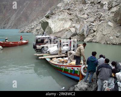 Bildnummer: 54078890  Datum: 15.05.2010  Copyright: imago/Xinhua (100526) -- HUNZA, May 26, 2010 (Xinhua) -- Picture taken on May 15, 2010 shows transporting on boats on the Attabad Lake because roads and highways have been blocked or submerged in north Pakistan s Hunza. According to latest official release, about 1,000 villages and more than 14,000 have been affected by the artificial lake formed on the Hunza river due to a massive landslide in January. The Pakistani government and some international organizations are carrying out rescue and relief operations in Hunza. (Xinhua/Ahmed Kamal) (n Stock Photo
